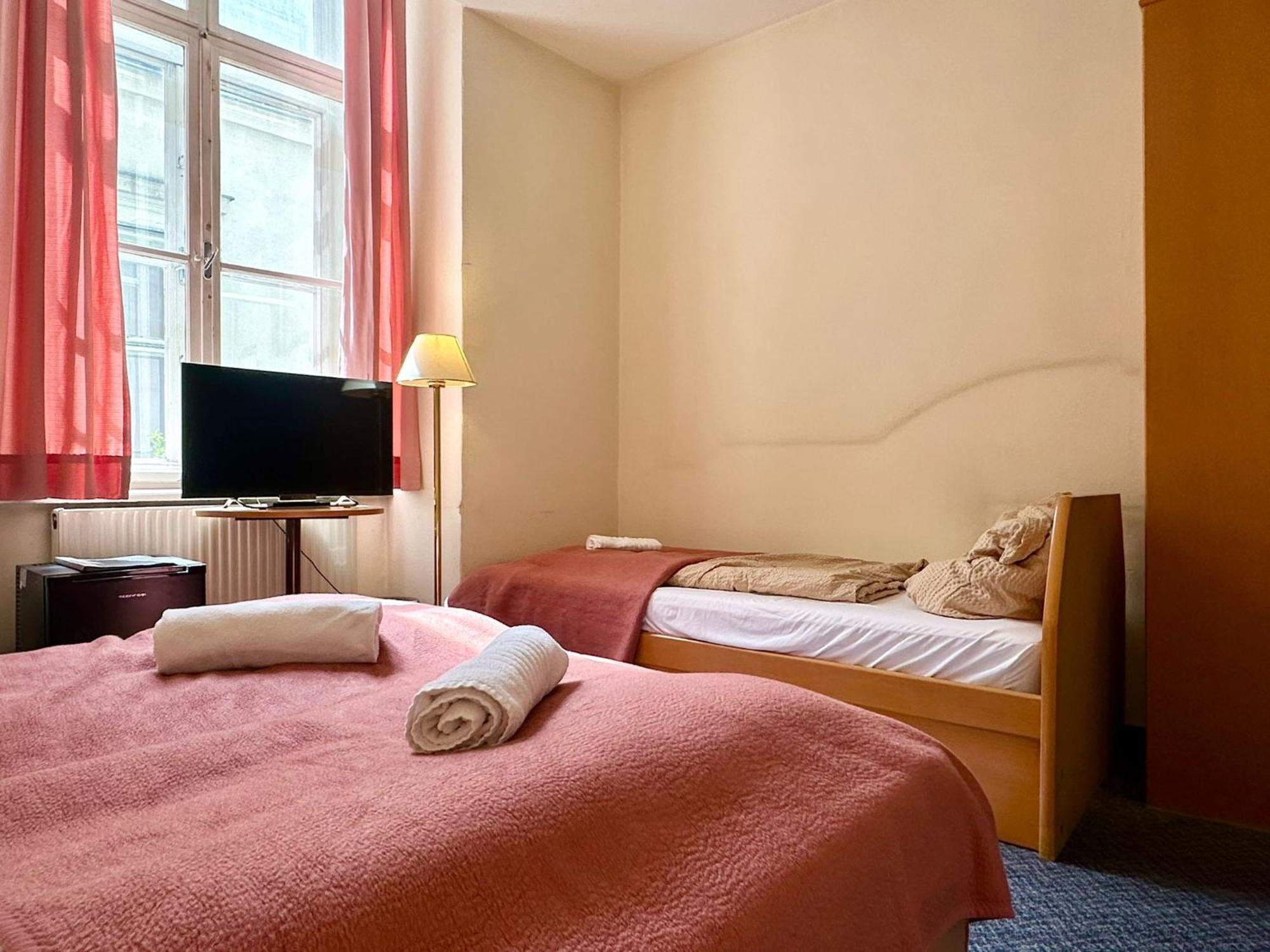 Very Central Apartments, 5 Min To City Center, No Reception Wien Eksteriør billede